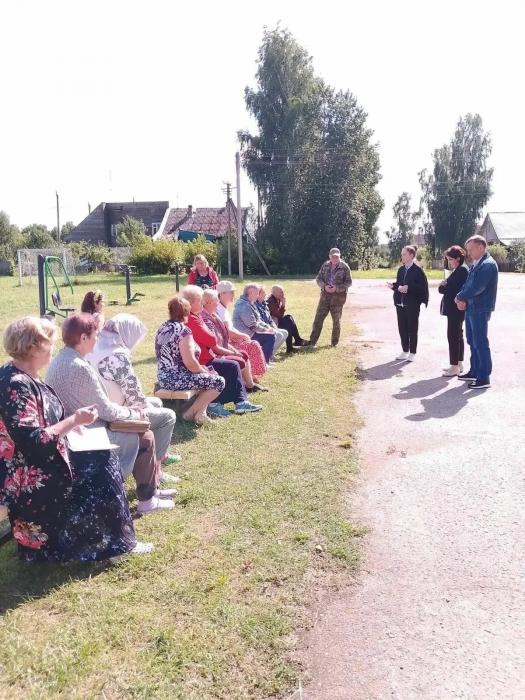 Жители трёх деревень Палкинского округа встретились с представителями власти