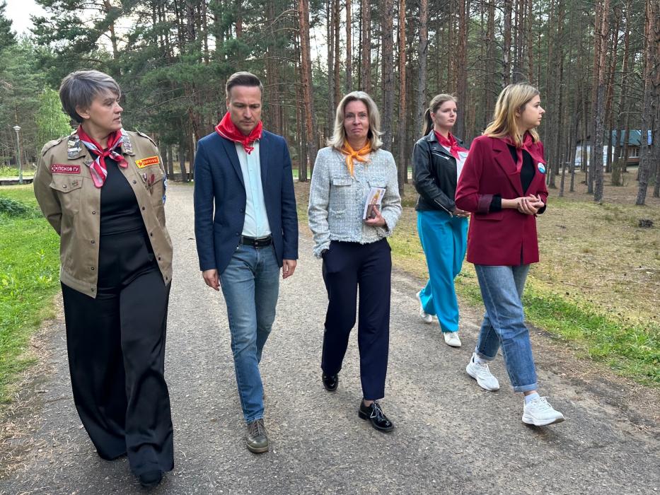Сенатор Наталья Мельникова посетила детский лагерь «Стремительный»