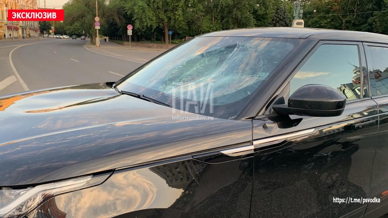 Автомобиль и мопед столкнулись на Октябрьском проспекте в Пскове