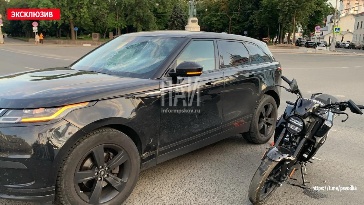 Автомобиль и мопед столкнулись на Октябрьском проспекте в Пскове