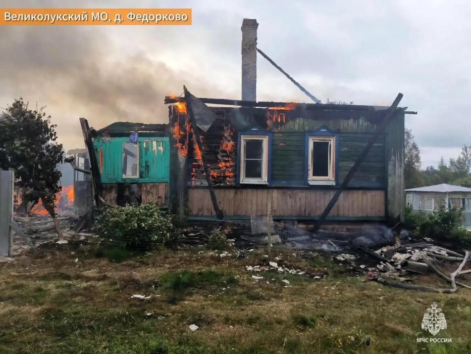 ​Гараж, магазин и жилой дом горели на выходных в Псковской области