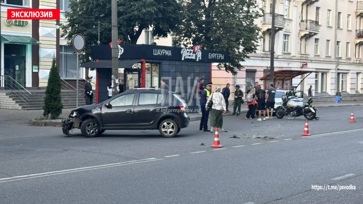 Автомобиль сбил мотоциклиста на проспекте Ленина в Великих Луках