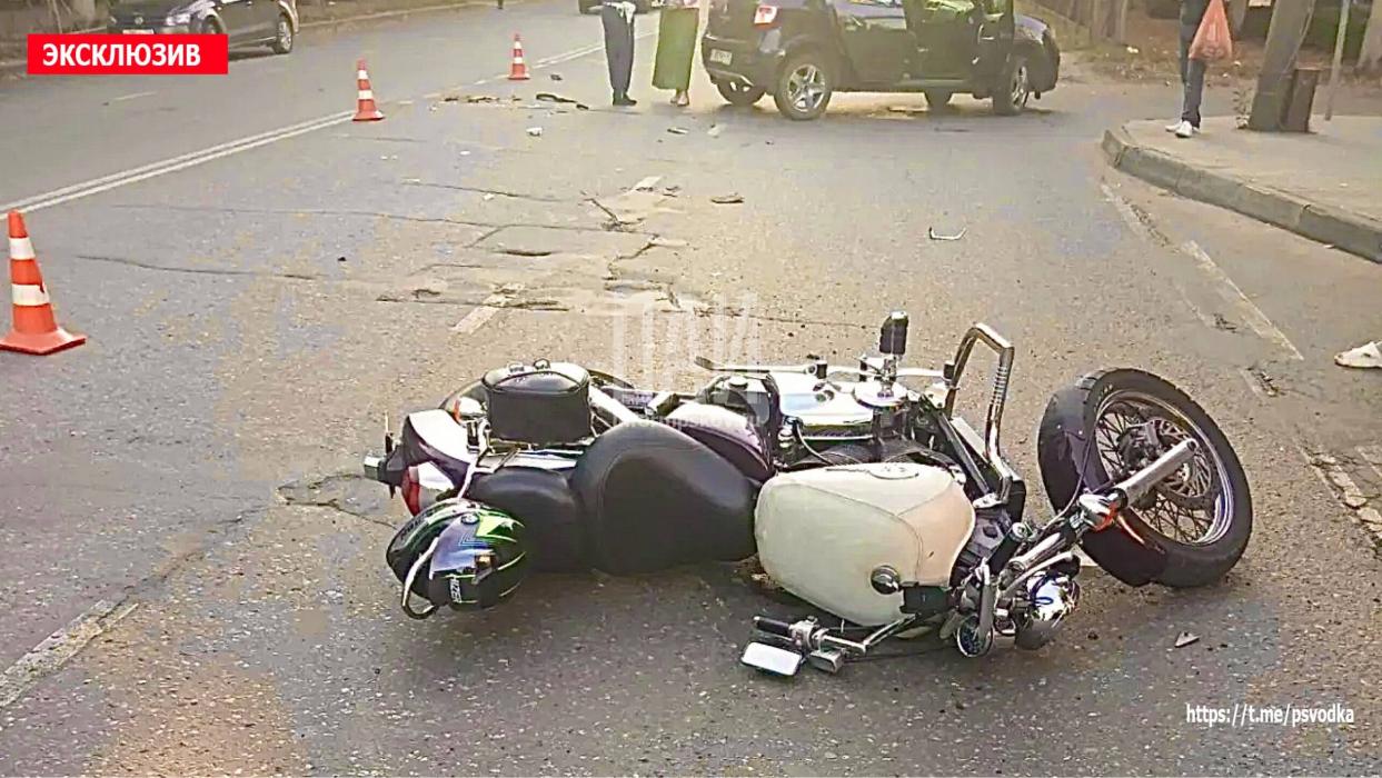 Автомобиль сбил мотоциклиста на проспекте Ленина в Великих Луках