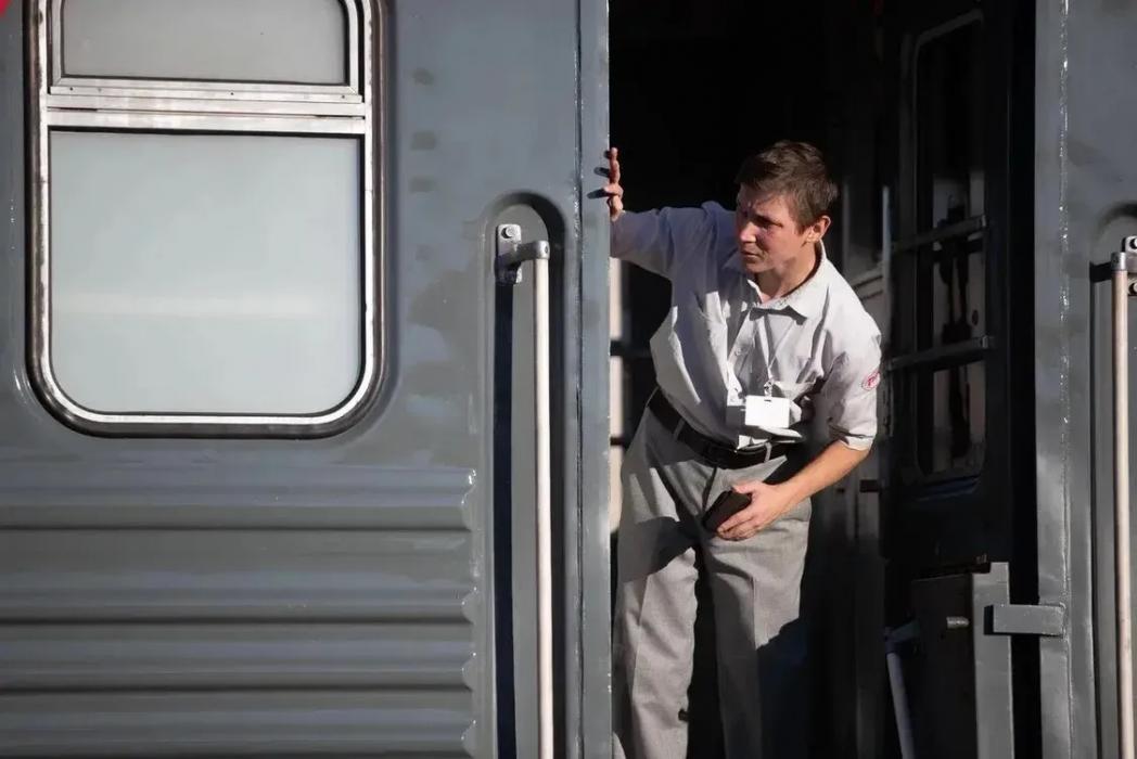 Михаил Ведерников поздравил железнодорожников