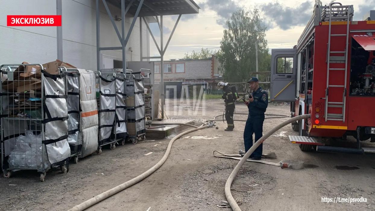 Подсобка загорелась в магазине в Псковском районе