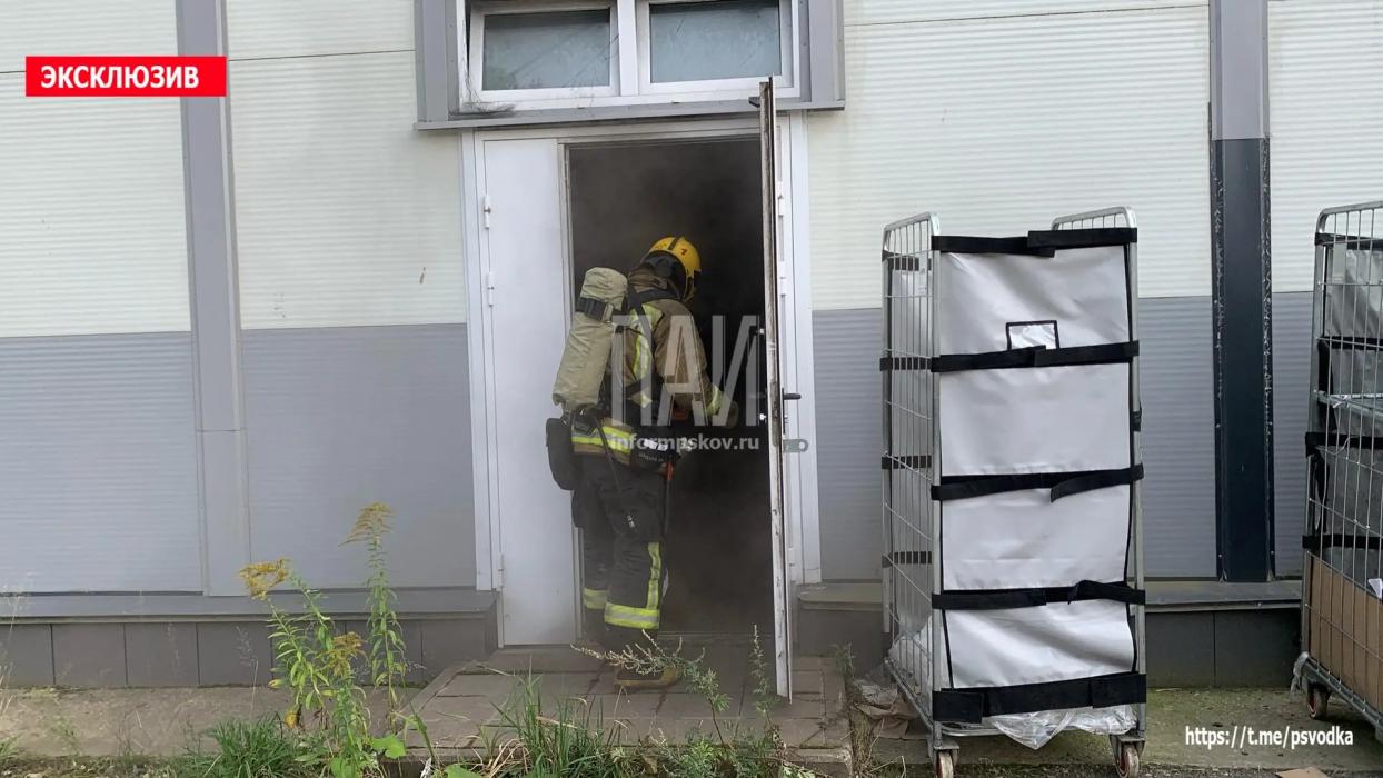 Подсобка загорелась в магазине в Псковском районе