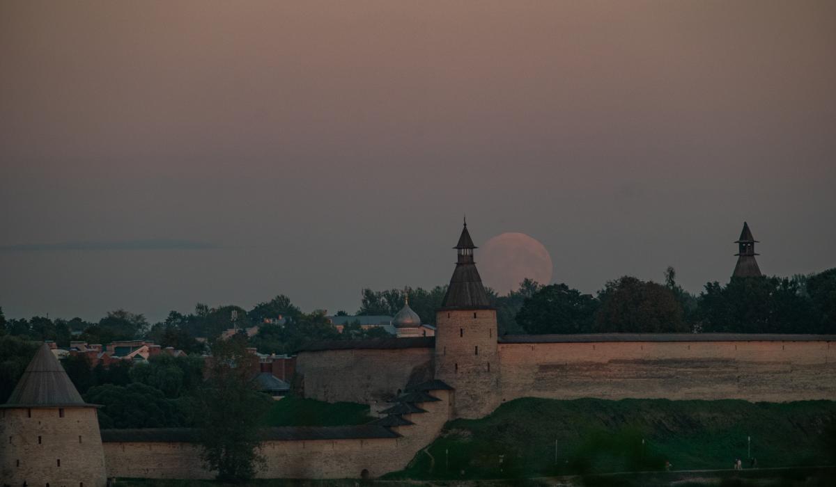 Восход луны над Псковом 