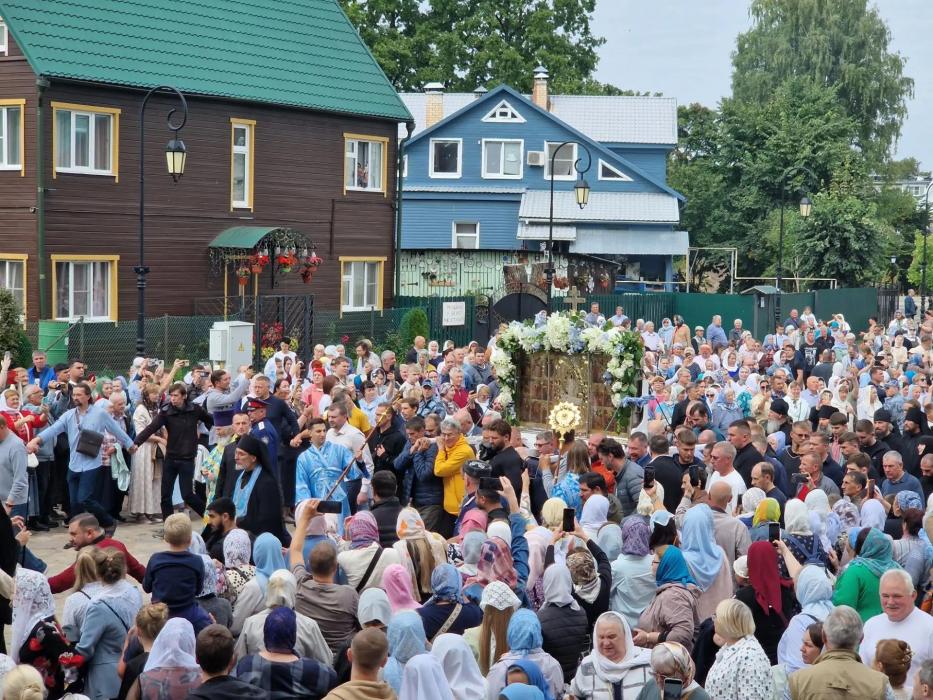 Крестный ход в Свято-Успенском Псково-Печерском монастыре
