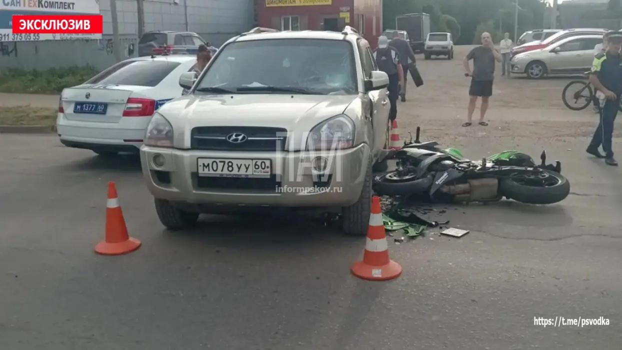 В Великих Луках мотоциклист госпитализирован после столкновения с автомобилем на Октябрьском проспекте