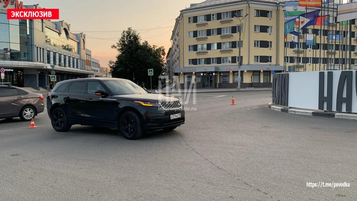 Автомобиль и мопед столкнулись на Октябрьском проспекте в Пскове