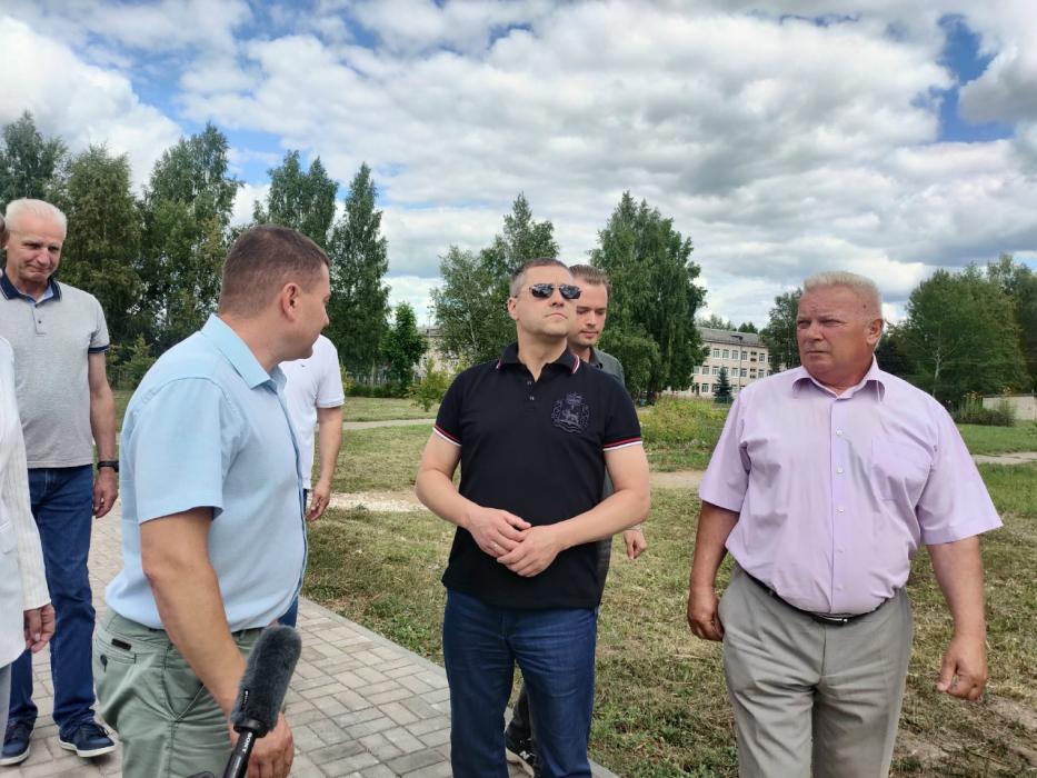 Михаил Ведерников оценил результат работ по благоустройству территории в Дедовичах 