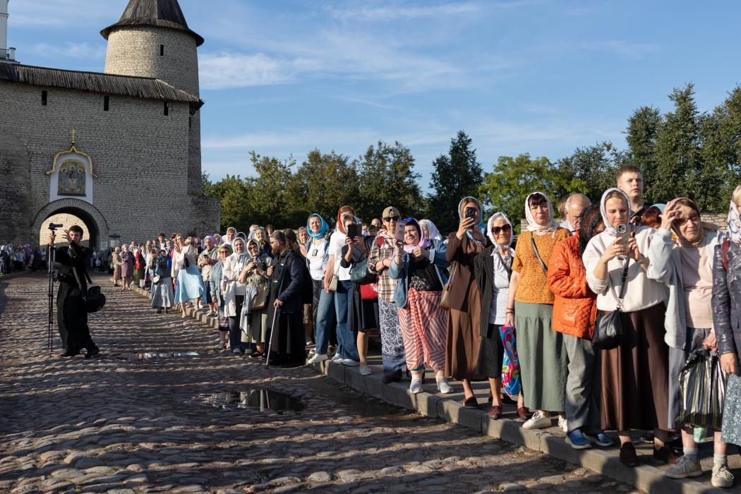 Поклониться святыне: мощи святителя Спиридона Тримифунтского в Троицком соборе в Пскове