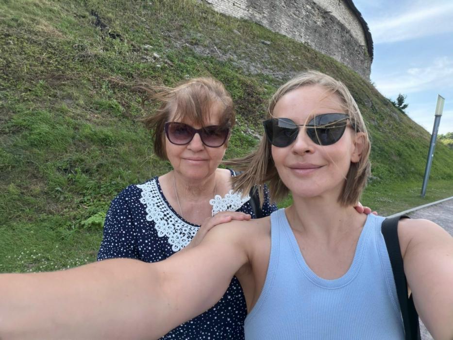 «Просто рванула на 20 часов из Питера. Надышаться родными просторами… И поняла: хорошо, но очень мало», – написала Юлия Пересильд
