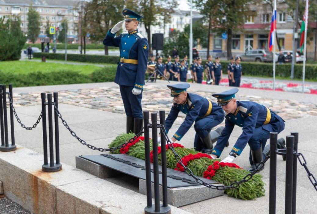 Главы Псковской и Витебской областей почтили память защитников Отечества