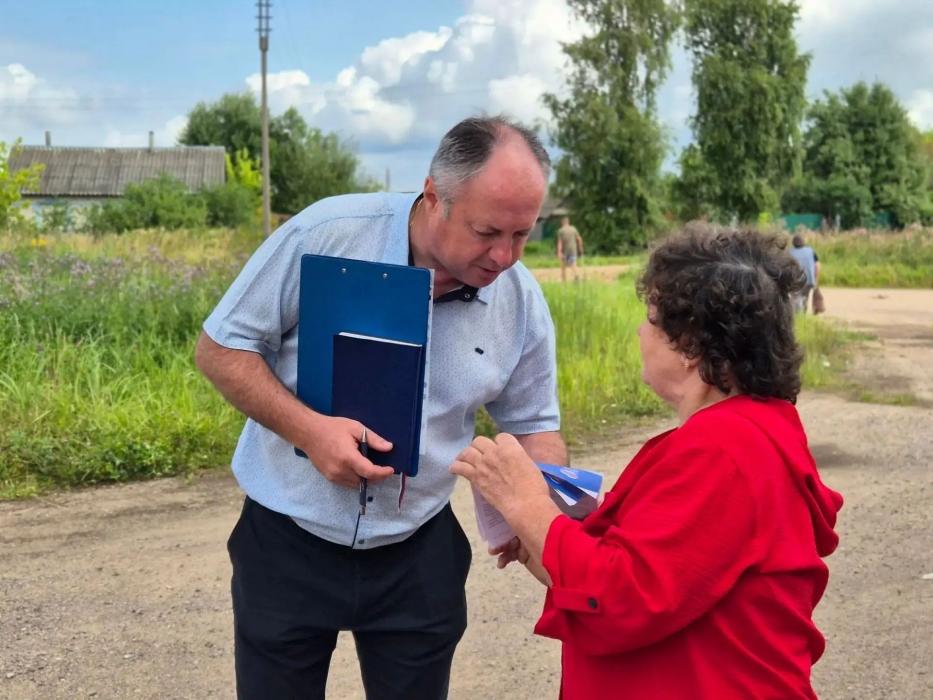 Депутат Андрей Козлов посетил деревню Демя в Псковской области