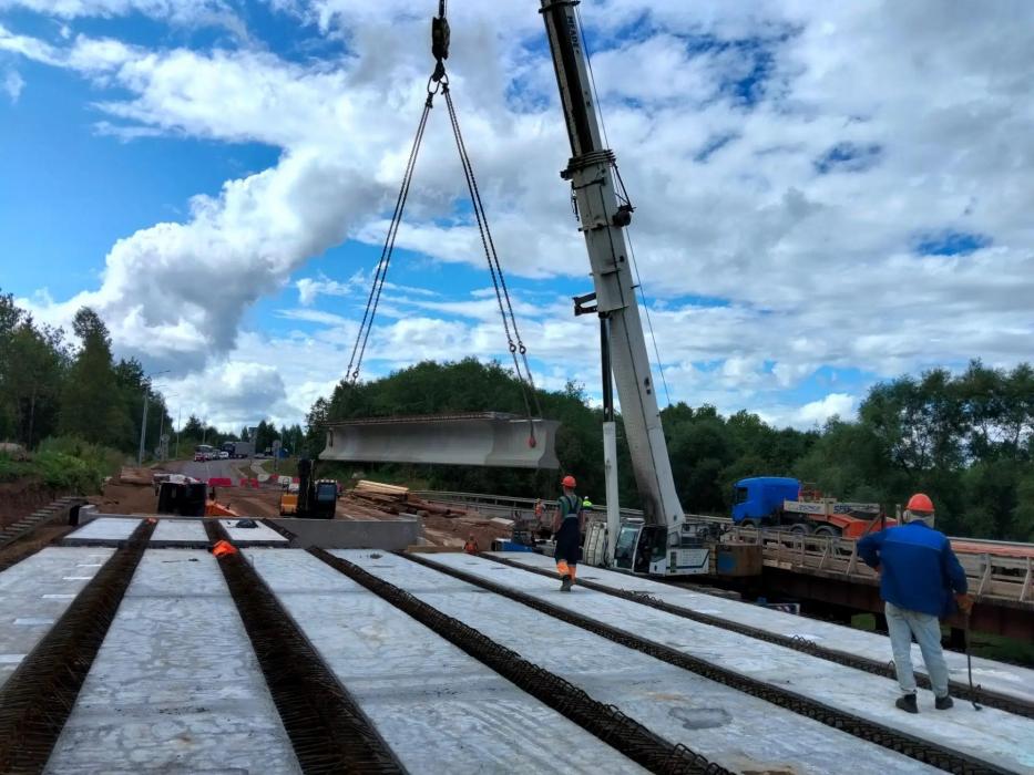 На мосту через реку Вскувица завершили монтаж балок пролётного строения