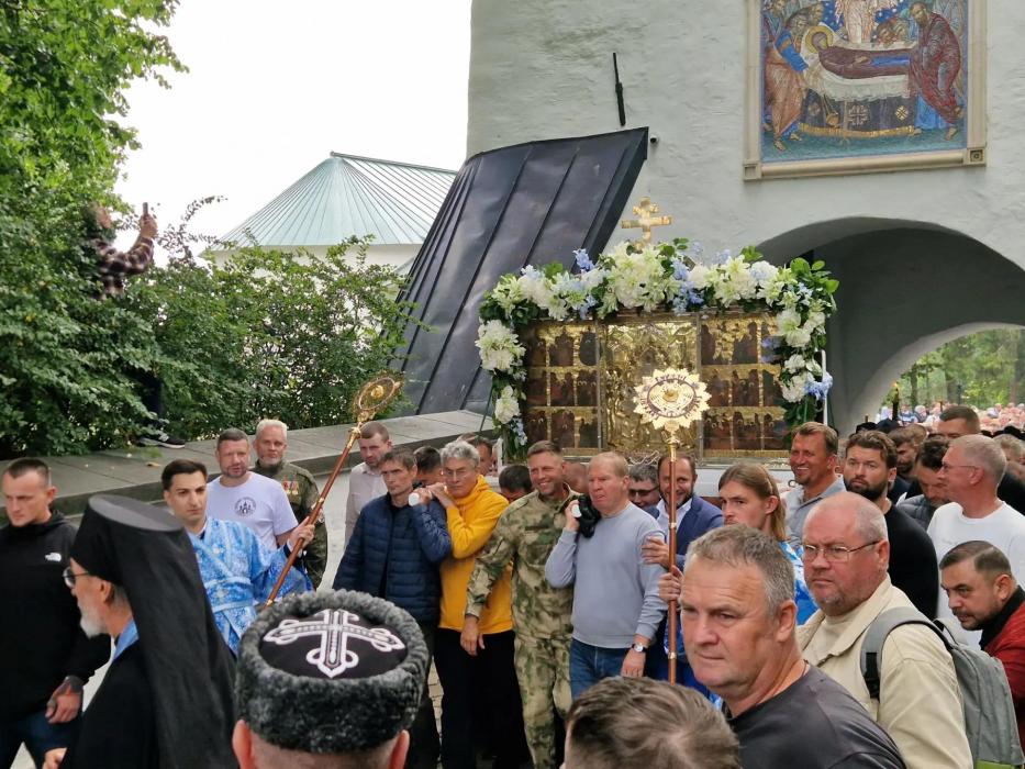 Крестный ход в Свято-Успенском Псково-Печерском монастыре