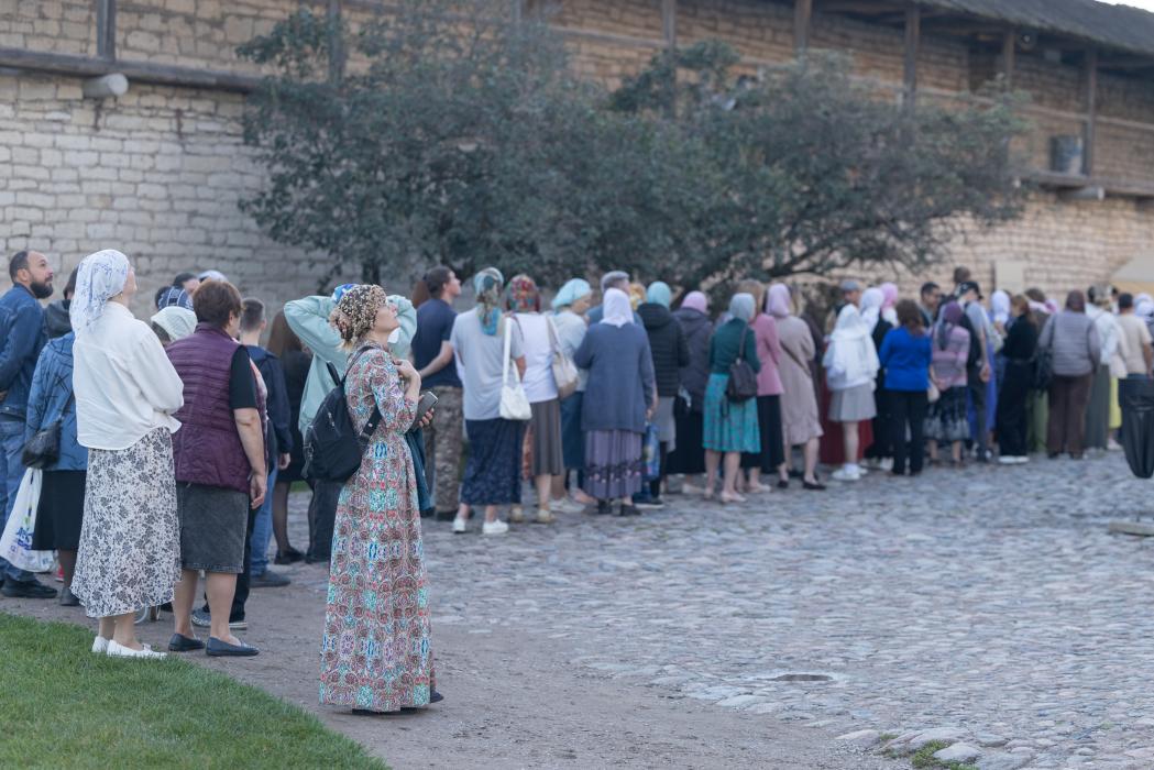 Поклониться святыне: мощи святителя Спиридона Тримифунтского в Троицком соборе в Пскове