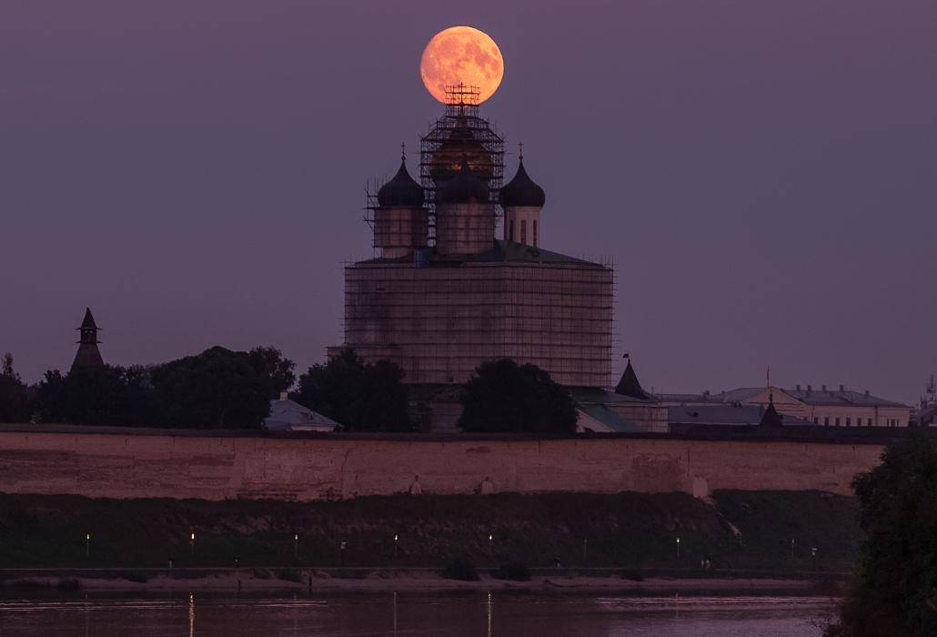 Восход луны над Псковом 