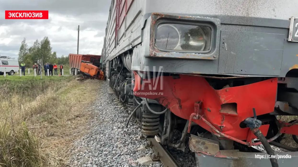 Поезд протаранил КамАЗ в Псковской области