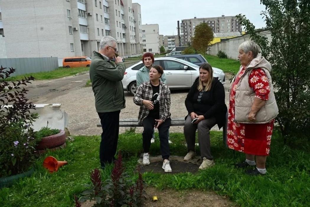 Депутат проверил ход комплексного благоустройства двора на улице Маршала Жукова в Великих Луках
