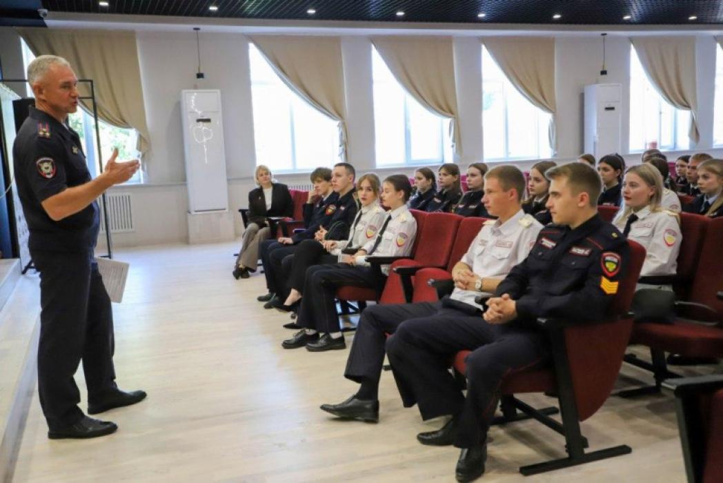 ​Полицейские провели профориентационную встречу со студентами в Пскове