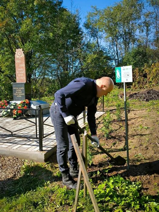 Воинские захоронения благоустроили в Псковской области в рамках проекта «Зелёная область»