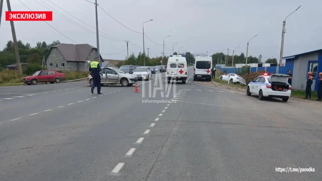 Попутное столкновение автомобилей Peugeot и Hyundai 