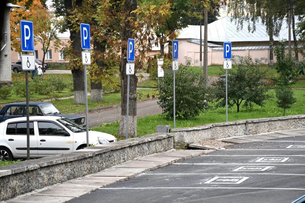 В Пскове отремонтировали парковку около областной больницы