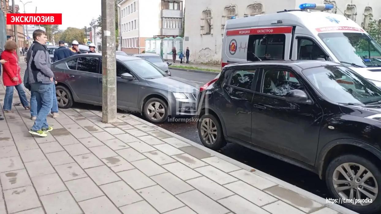 «Лексус» протаранил три автомобиля в Пскове