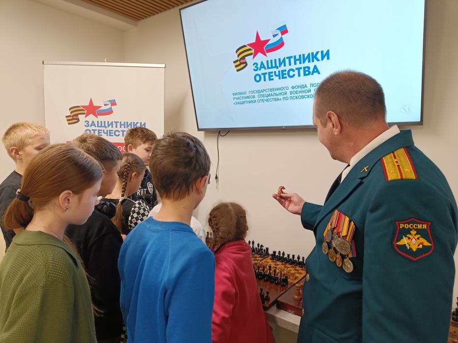 Ветеран СВО Сергей Богомолов провёл шахматный турнир для детей в Пскове