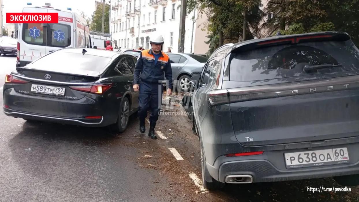 «Лексус» протаранил три автомобиля в Пскове