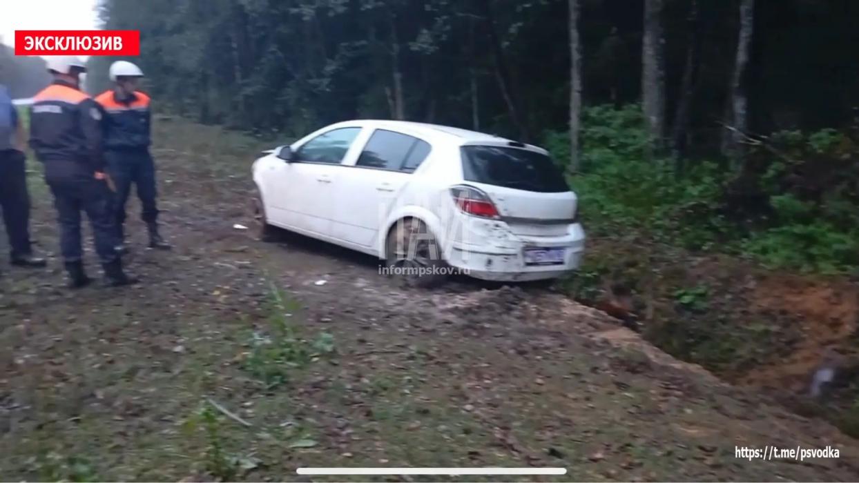 Водитель автомобиля Opel не справилась с управлением и допустила съезд в кювет