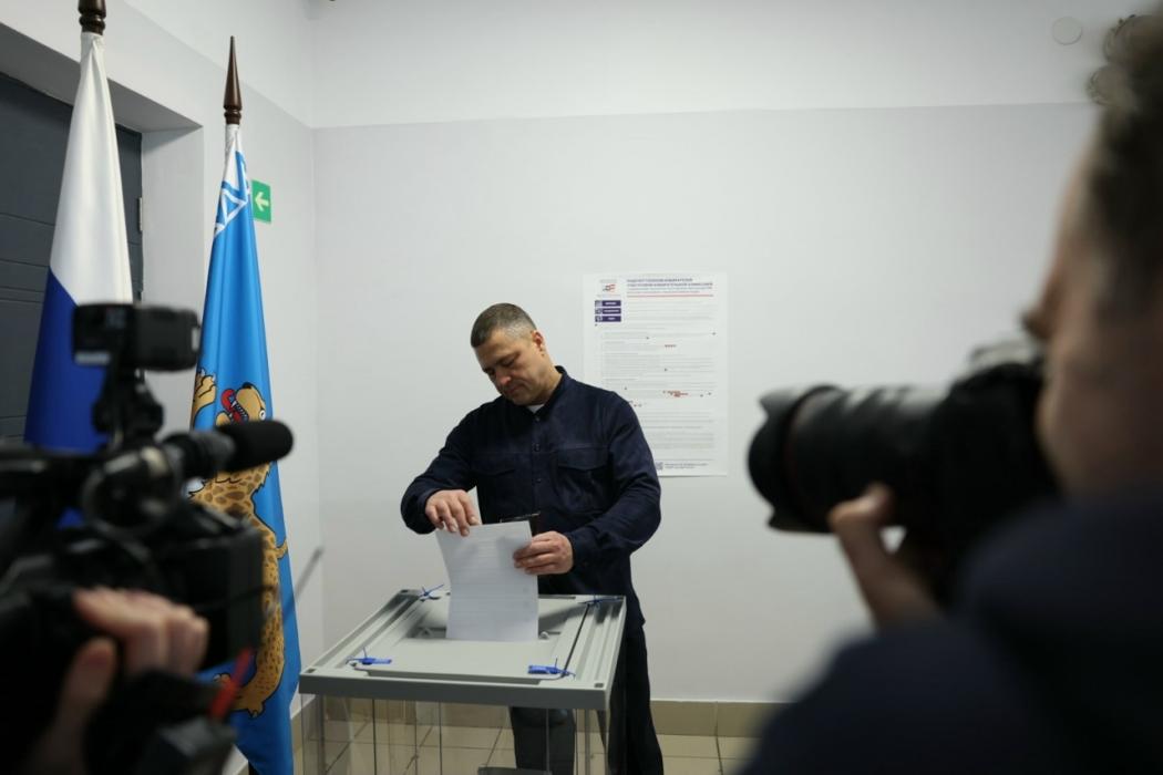 Губернатор Михаил Ведерников проголосовал на выборах