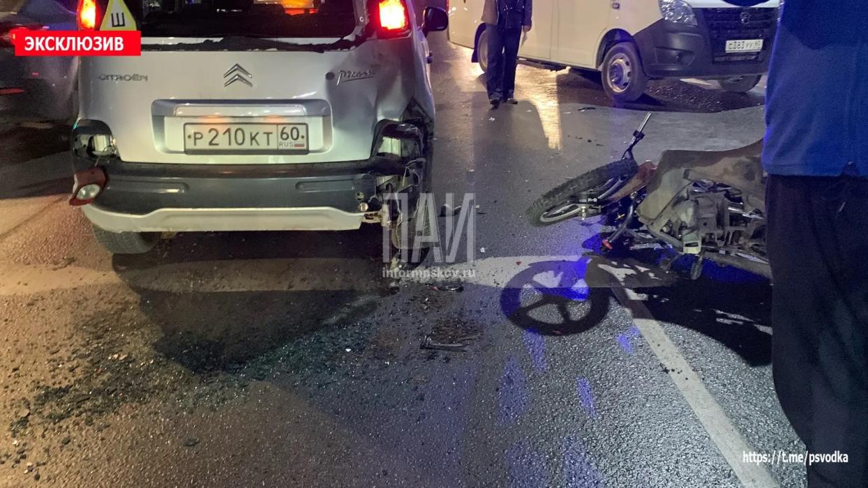 Пьяный мотоциклист врезался в Citroën на перекрёстке в Пскове