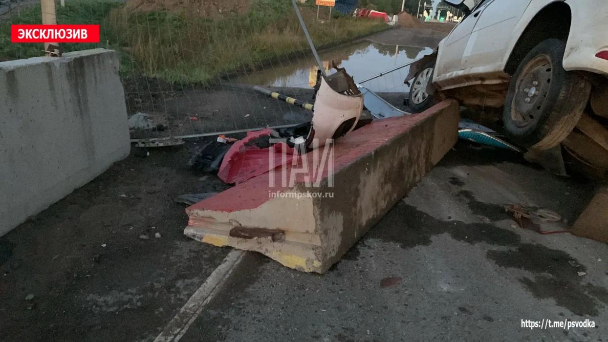 Водитель Lada Largus госпитализирован после наезда на бетонные ограждения на трассе Псков – Изборск
