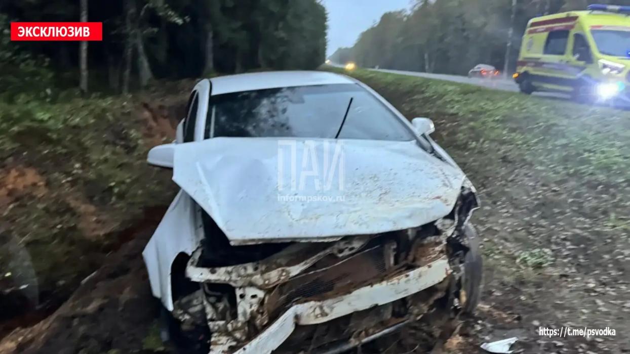 Водитель автомобиля Opel не справилась с управлением и допустила съезд в кювет