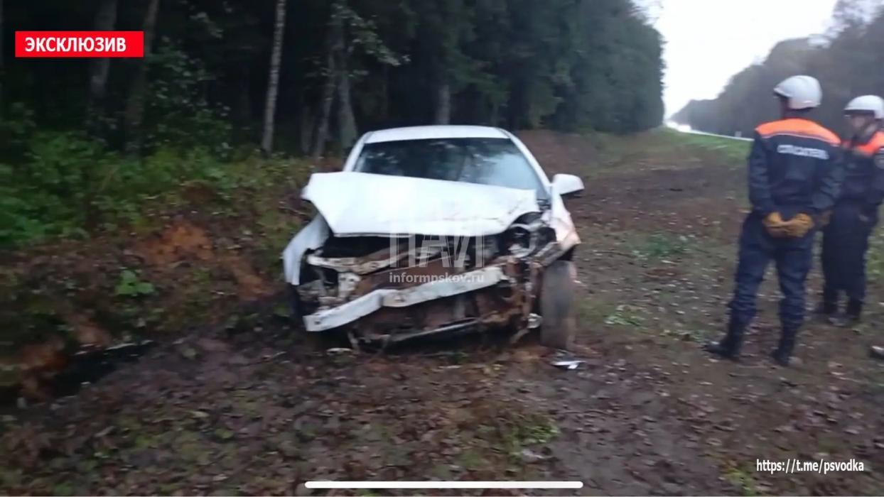 Водитель автомобиля Opel не справилась с управлением и допустила съезд в кювет
