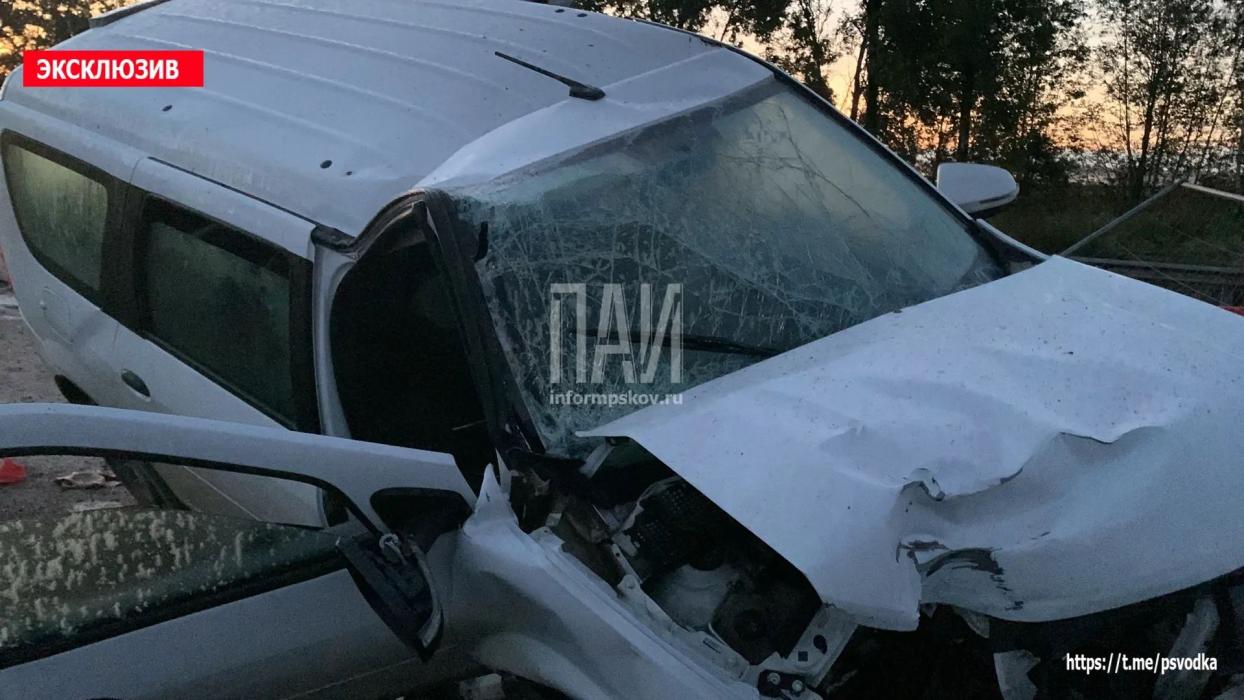 Водитель Lada Largus госпитализирован после наезда на бетонные ограждения на трассе Псков – Изборск
