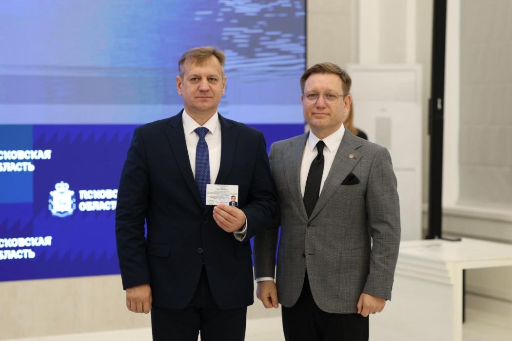 Депутатам Псковского заксобрания вручили удостоверения
