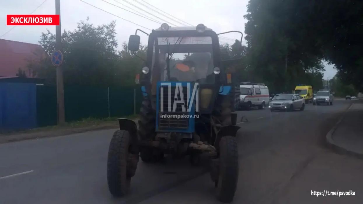 Трактор столкнулся с автомобилем в Великих Луках, есть пострадавшие