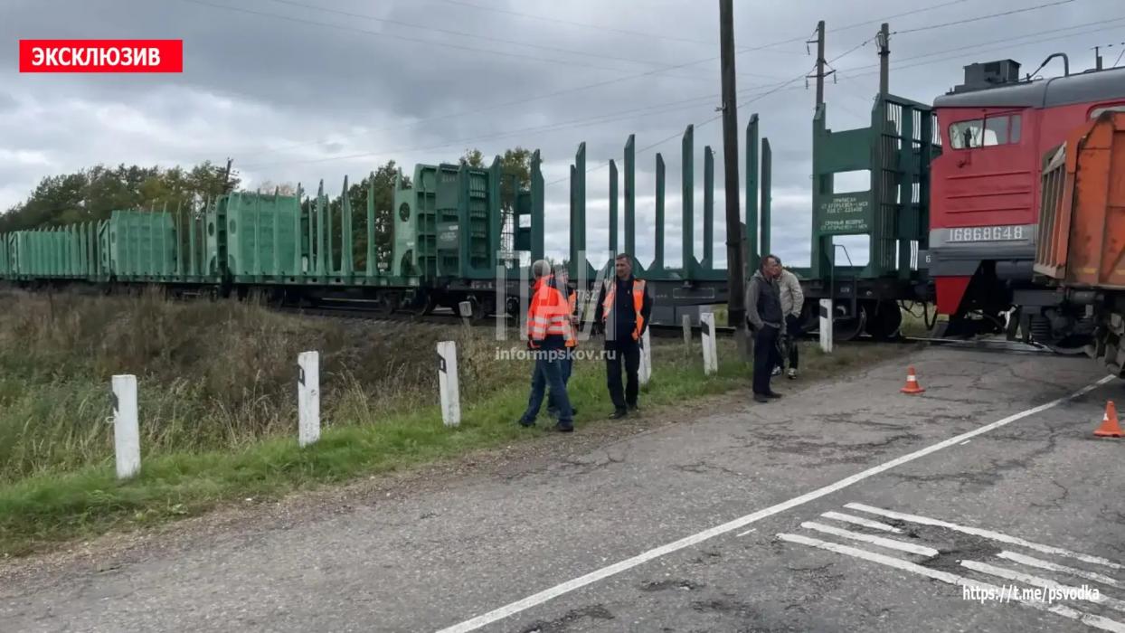 Поезд протаранил КамАЗ в Псковской области
