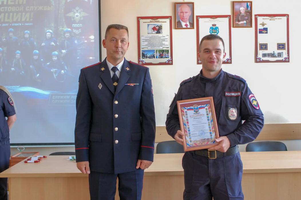 Сотрудников патрульно-постовой службы наградили в Пскове