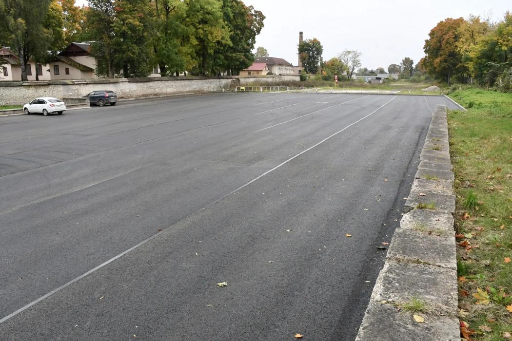 В Пскове отремонтировали парковку около областной больницы