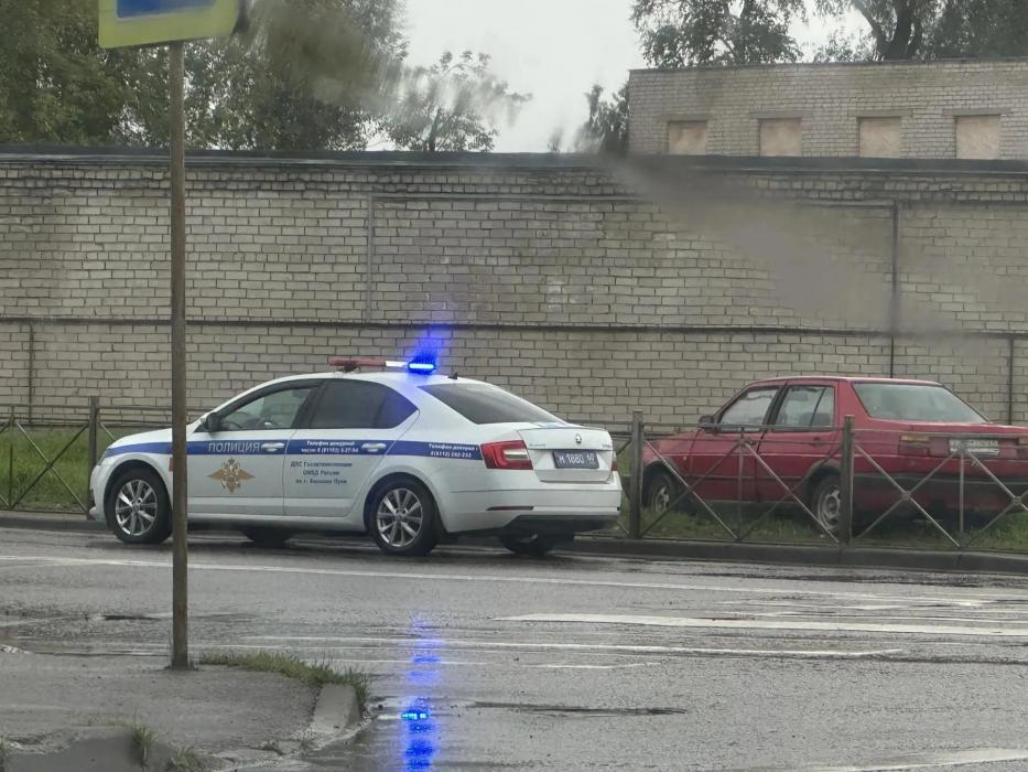 Автомобиль протаранил ограждение на перекрёстке в Великих Луках