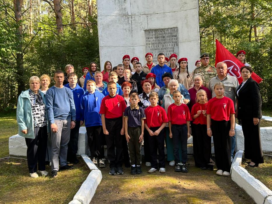 Память подпольщиков, расстрелянных фашистами в 1943 году, почтили в Островском районе 