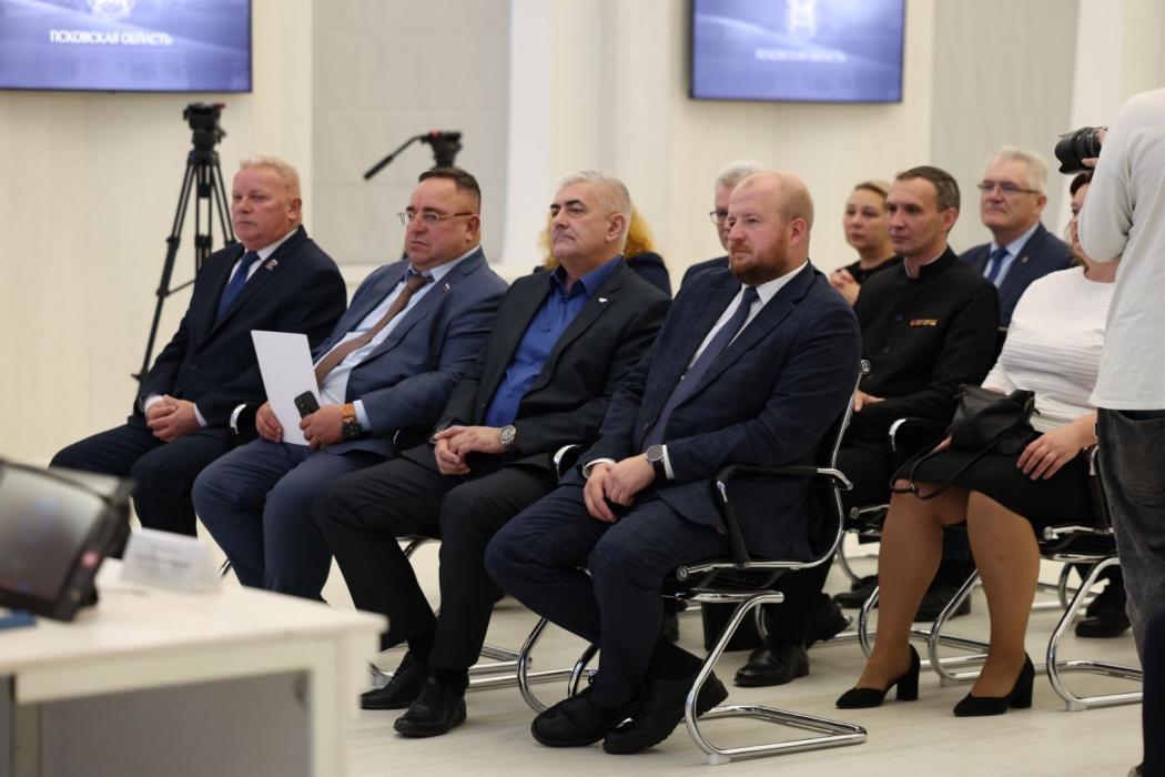 Депутатам Псковского заксобрания вручили удостоверения