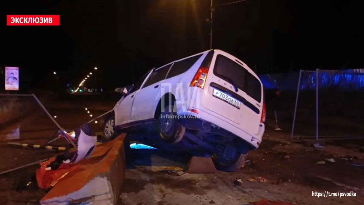 Водитель Lada Largus госпитализирован после наезда на бетонные ограждения на трассе Псков – Изборск