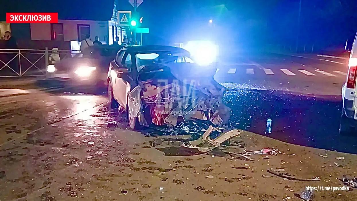 ​Две женщины пострадали при столкновении трёх машин на улице Силина в Великих Луках