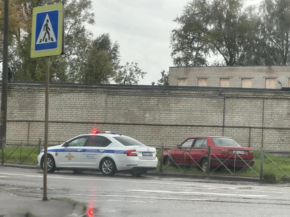 Автомобиль протаранил ограждение на перекрёстке в Великих Луках